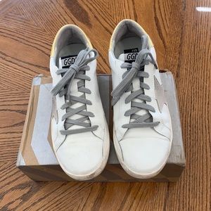 Sneakers women’s, gray star. Gold heel. Size 9